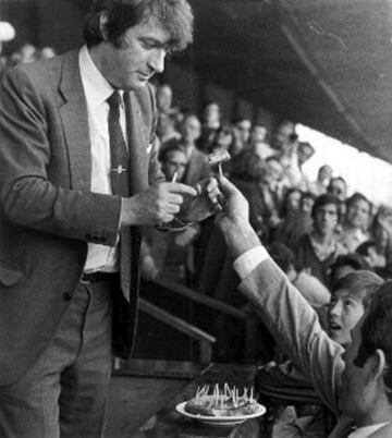 El doctor Alfonso Cabeza, presidente del Atlético de Madrid a principio de los años 80, convocó a todos los rojiblancos en el Calderón para comer tortilla mientras se disputaba el partido de la jornada 33 de Liga en el Bernabéu contra el Real Madrid (2-0). El peculiar presidente lo hizo como protesta por una supuesta persecución arbitral al Atlético.