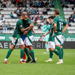 Agujero en el extremo izquierdo para el Racing de Ferrol
