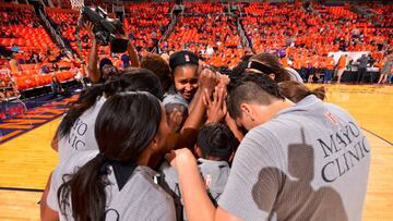 Las Minnesota Lynx celebran la victoria ante las Phoenix Mercury.