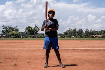 El fotgrafo de AFP, Badru Katumba, ha realizado un reportaje visual sobre cmo son las condiciones de los ms jvenes aficionados al bisbol en Gayaza, ciudad en el distrito de Wakiso en la regin de Buganda en Uganda.