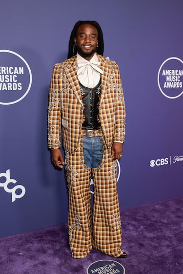 Shaboozey posa en la alfombra roja de los American Music Awards 2025 celebrados en Las Vegas.