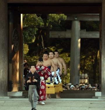 Los campeones de sumo entran en el santuario Meiji para interpretar la tradicional ceremonia de Año Nuevo, en Tokio (Japón). La ceremonia tradicional atrae cada año a miles de personas que no quieren perderse la lucha entre los dos campeones de sumo de Japón, conocidos como yokozuna, considerada como una ofrenda a los dioses sintoístas. 