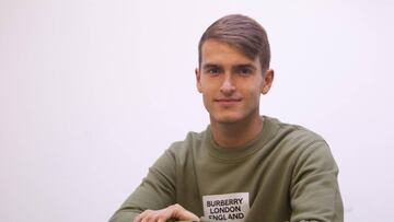 El centrocampista Denis Su&aacute;rez posa para AS en las instalaciones deportivas de A Madroa. 