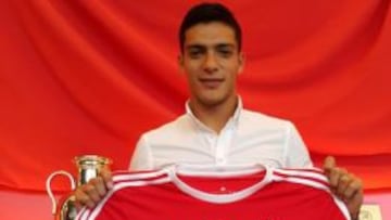 Raúl Jiménez firmó contrato con el Benfica hasta 2020.