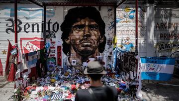 AME2518. BUENOS AIRES (ARGENTINA), 01/12/2020.- Personas observan un mural de Diego Maradona convertido en santuario en el Estadio de Argentinos Juniors, hoy en la Ciudad de Buenos Aires (Argentina). Hace justo una semana, la muerte de Diego Maradona conmocionó a Argentina y el mundo. Un tiempo en el que el 'boom' por la figura del astro futbolístico ha crecido en todos los rincones del planeta mientras avanza la investigación para determinar si hubo alguna negligencia en torno a su fallecimiento. EFE/ Juan Ignacio Roncoroni