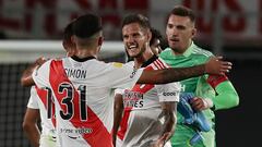 River Plate's footballers celebrate after defeating Gimnasia y Esgrima by 4-0 during their Argentine Professional Football League match at Monumental stadium in Buenos Aires, on March 13, 2022. (Photo by ALEJANDRO PAGNI / AFP)