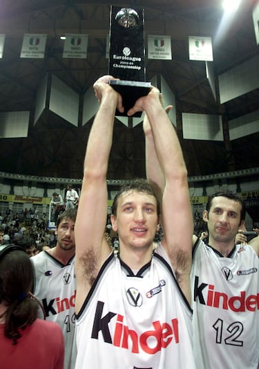 Se trata del equipo italiano con más apariciones en la Final Four y el último en ganar la EuroLiga en 2001. El conjunto boloñés tiene en sus vitrinas dos Copas de Europa. 