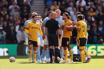 El defensor irlandés del Wolverhampton Wanderers, Nathan Collins, ha realizado una entrada sobre Jack Grealish durante el encuentro de hoy que le ha costado la roja directa.