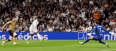 1-1. Gran pase desde el centro del campo de Vinicius al espacio para la carrera de Endrick, que define con una delicada vaselina superando a Álex Remiro.