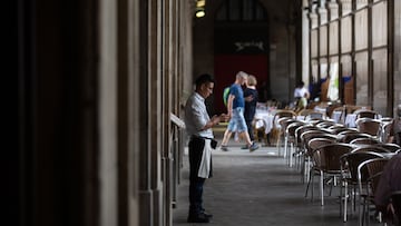 Un camarero en la plaza Real de Barcelona, a 15 de junio de 2022, en Barcelona, Catalunya (España). Los empresarios del turismo y la hostelería han reiterado la ausencia de trabajadores en su sector. Situación que ha sido provocada, tal y como señalan los propios camareros, por la “precariedad” que vive el sector y por tener el convenio caducado en la región desde 2019. Mientras los empresarios lo achacan a una falta de “vocación” y “motivación”, los empleados aseguran esta situación se está viviendo por continuar con “malas condiciones” laborales como jornadas excesivamente largas; nocturnidad que no se ve reflejada en el salario; e incluso horas no cotizadas.
15 JUNIO 2022;BARCELONA;CATALUÑA;CATALUNYA;SECTOR HOSTELERP
David Zorrakino / Europa Press
15/06/2022