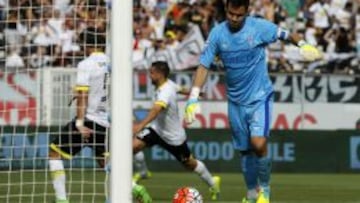 Toselli se lamenta en el Monumental tras un gol de Colo Colo.