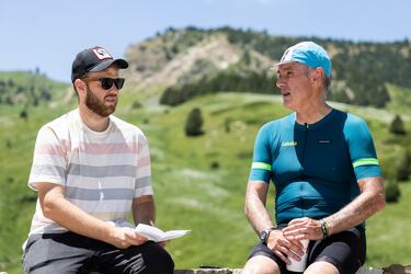 Dani Miranda, redactor de AS, con Roberto Laiseka en la entrevista post-reconocimiento de la subida a Cerler-Ampriu. “Es la primera vez que vengo desde que gané… pero volveré”, cuenta un Laiseka que lleva quince años trabajando en La Vuelta. En la actualidad es el chófer en carrera del director de la ronda española, Javier Guillén.