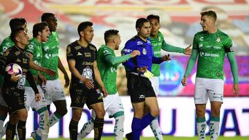  Jugadores de Le&oacute;n y Santos discuten en el t&uacute;nel tras el partido