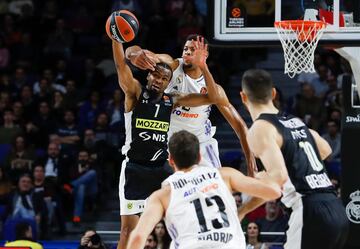 Edy Tavares intimida a Kevin Punter en el duelo jugado en noviembre en Madrid (105-97). En Belgrado, en marzo, venció el Partizán: 104-90.