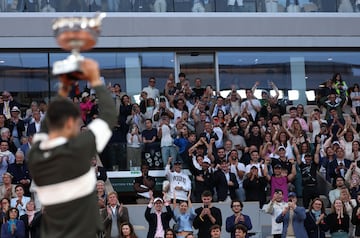 Carlos Alcaraz sostiene el trofeo de Roland Garros ante la mirada del p¨²blico.