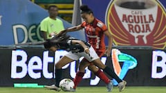 PALMIRA - COLOMBIA, 02-06-2022: Lizeth Ocampo del Cali disputa el balón con Wendy Bonilla del América durante partido entre Deportivo Cali y América de Cali por la final, Ida, como parte de la Liga Femenina BetPlay DIMAYOR 2022 jugado en el estadio Deportivo Cali de la ciudad de Palmira. / Lizeth Ocampo of Cali vies for the ball with Wendy Bonilla of America during match between Deportivo Cali and America de Cali for the finals, first leg, as part Womens League BetPlay DIMAYOR 2022 played at Deportivo Cali stadium in Palmira city. Photo: VizzorImage / Gabriel Aponte / Staff