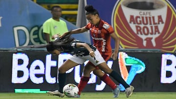 PALMIRA - COLOMBIA, 02-06-2022: Lizeth Ocampo del Cali disputa el balón con Wendy Bonilla del América durante partido entre Deportivo Cali y América de Cali por la final, Ida, como parte de la Liga Femenina BetPlay DIMAYOR 2022 jugado en el estadio Deportivo Cali de la ciudad de Palmira. / Lizeth Ocampo of Cali vies for the ball with Wendy Bonilla of America during match between Deportivo Cali and America de Cali for the finals, first leg, as part Womens League BetPlay DIMAYOR 2022 played at Deportivo Cali stadium in Palmira city. Photo: VizzorImage / Gabriel Aponte / Staff