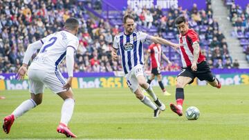 Yuri Berchiche ante el Valladolid.
