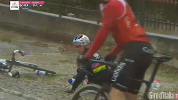 Un perro provoca caída de Remco Evenepoel en el Giro