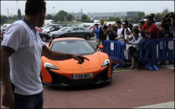 LLegada de Alonso en su McLaren 650S.