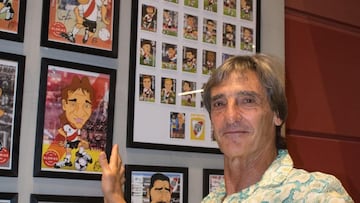 Jorge 'Pipa' Higuaín posa con una caricatura de su etapa en River Plate.