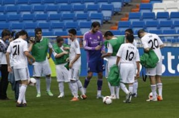 Marcelo, Pepe, Jesé, Morata, Isco, Varane, Xabi Alonso, y Diego López dieron un clinic a algunos aficionados que pudieron pisar el césped del Bernabéu.