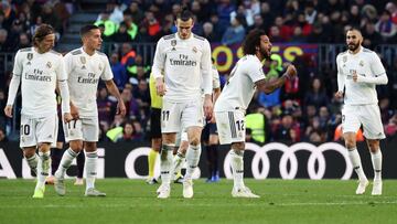 Modric, Lucas Vázquez, Bale, Marcelo y Benzema, cabizbajos tras la derrota del Real Madrid en el Clásico.