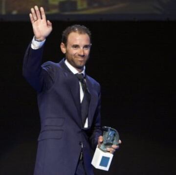  El ciclista Alejandro Valverde tras recibir uno de los Premios otorgados en la Gala Nacional del Deporte de la Asociación Española de la Prensa Deportiva (AEPD)