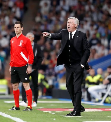 Ancelotti dando órdenes en la banda.