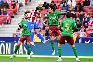 El centrocampista español del Atlético de Madrid Javi Serrano y el centrocampista español de Granada Alex Collado saltan al balón.