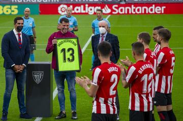 Homenaje y pasillo de honor a Iago Herrerí­n. El portero deja el club tras ocho años defendiendo la camiseta del Athletic.