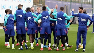 Pasillo de collejas para Busquets en el curso del entrenamiento de ayer en Sant Joan Desp&iacute;.