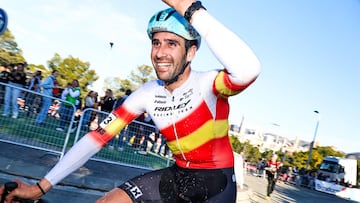 Felipe Orts celebra su podio en Benidorm.