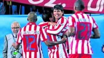 <b>ALINEACIONES. </b>Los jugadores del Atlético y del Chelsea posan con el trío arbitral antes del partido entre ambos equipos en el Vicente Calderón.