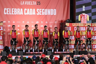 Los integrantes del equipo Cofidis posan con sus bicicletas.