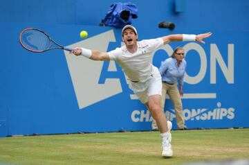 Murray at full stretch to return a Raonic pass.