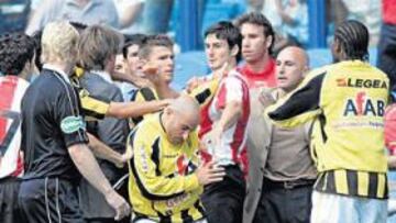 <b>LA TÁNGANA. </b>Un codazo de Swerts a Javi Martínez dio origen a un enfrentamiento entre jugadores, técnicos y auxiliares, a resultas del cual el árbitro suspendió el partido.