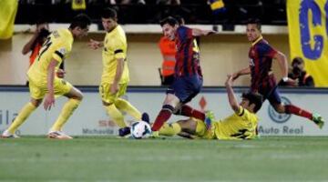 El delantero argentino del FC Barcelona Leo Messi trata de escapar de  Bruno, Jokic y Trigueros.