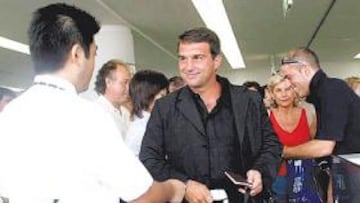 <b>EL REGRESO. </b>Laporta aterrizó ayer en el aeropuerto de El Prat, donde el sábado fue protagonista.