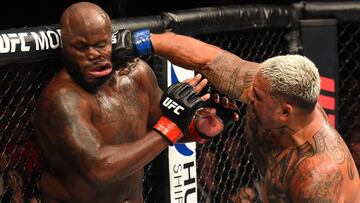 Mark Hunt asesta un tremendo golpe a Derrick Lewis durante su combate en Auckland.