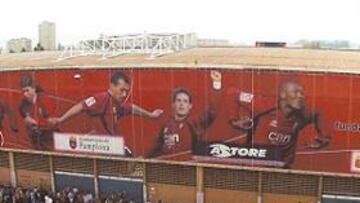 <b>GRAN EXPECTACIÓN. </b>Los socios se agolparon en torno a las taquillas para conseguir una entrada para la final.