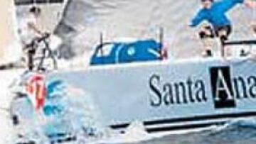 <b>EMBESTIDO. </b>La secuencia de cinco fotografías demuestra cómo el Santa Ana se lleva por delante el lateral del Bribón con su proa. Ambos barcos quedaron malparados.