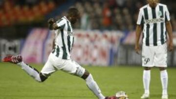 El lateral izquierdo, Juan David Valencia, antes de patear el tiro libre que terminó en el descuento de Atlético Nacional ante Huila.