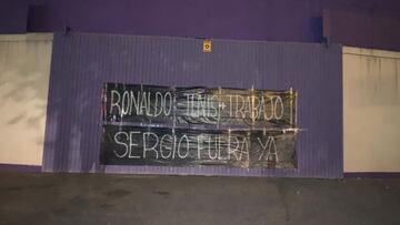 Pancarta contra Ronaldo y Sergio en el José Zorrilla