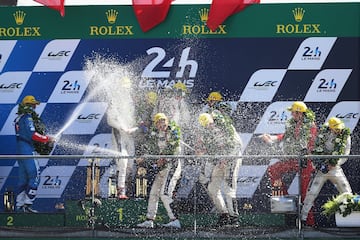 Timo Bernhard, Earl Bamber y Brendon Hartley, el actual piloto de Toro Rosso, se coronan con el Porsche nº2 en las 24 Horas de Le Mans. 