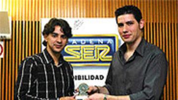<B>LA SER PREMIÓ A MICHEL</B>. Míchel recibió ayer de manos de Heri Frade el premio de la Cadena SER que le acredita como mejor jugador de los equipos madrileños del mes de diciembre.