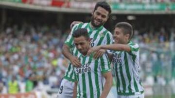Rub&eacute;n Castro celebra uno de sus goles ante el Llagostera junto a Molina y Portillo. 