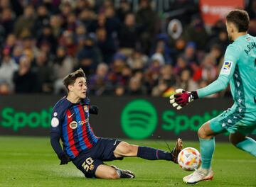 Mano a mano entre el portero de la Real Sociedad, Álex Remiro,  y Gavi.