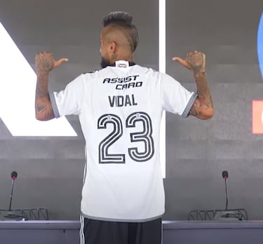 La nueva camiseta de Colo Colo: Vidal fue el primero en modelarla