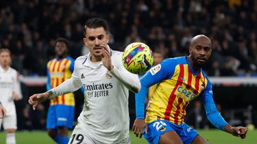 Dani Ceballos le gana un balón a Foulquier en el Real Madrid-Valencia.